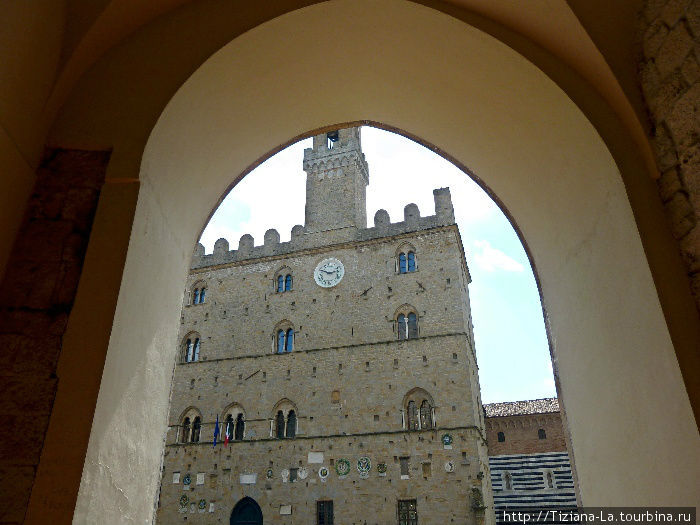 Арка с видом на башню Вольтерра, Италия