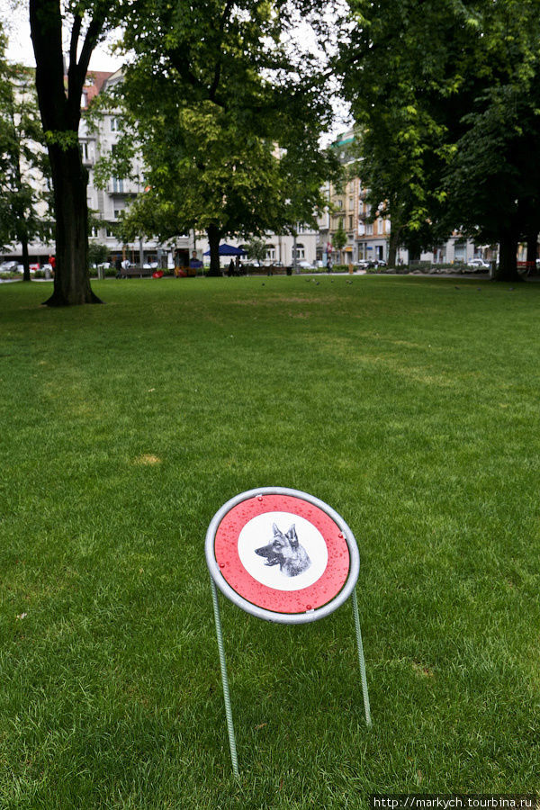 Швейцарским собакам на ухоженный газон путь заказан. Впечатляет детализация картинки на знаке. Люцерн, Швейцария