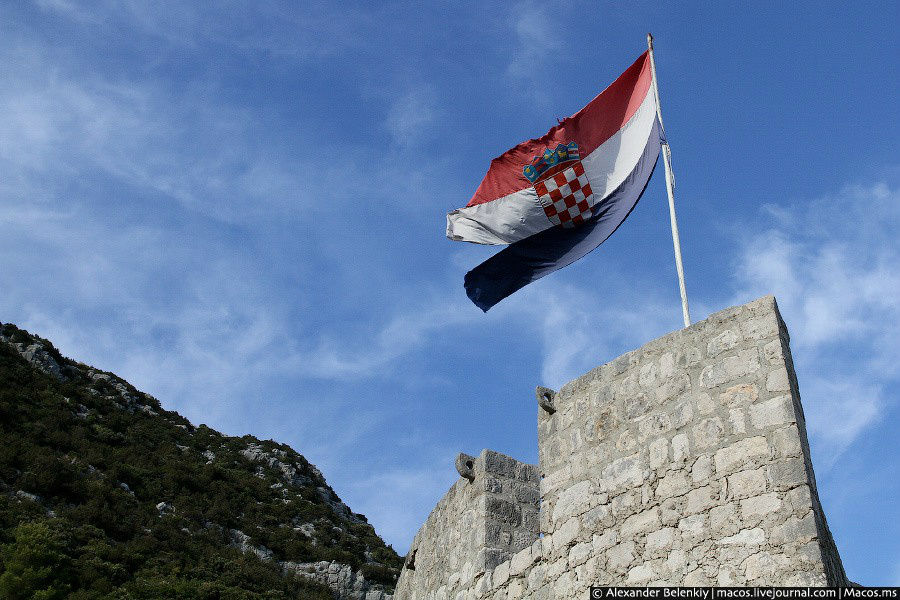 Сейчас на крепости развевается хорватский флаг, а когда-то здесь было знамя Дубровницкой республики. Стон, Хорватия