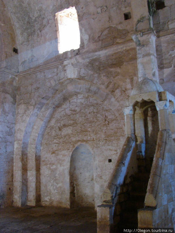 Зал замка, после переоборудованный в мечеть Хаваш, Сирия
