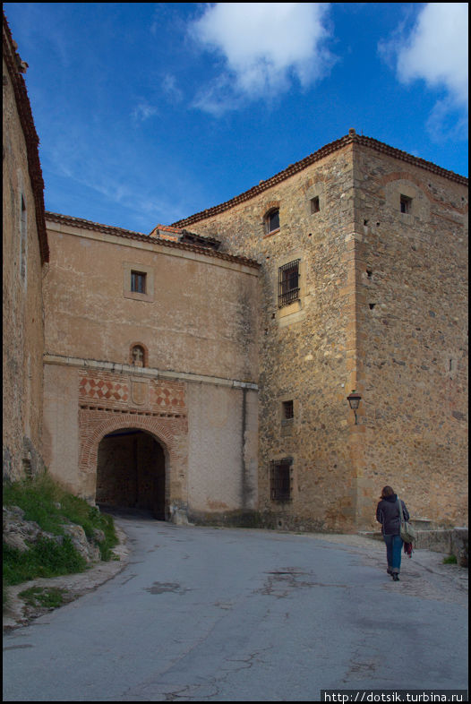 главные (они же единственные) ворота Педраса, Испания