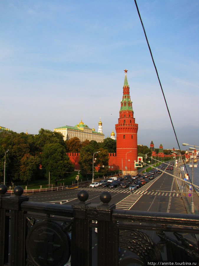 Вид на стены и башни Кремля с Большого каменного моста. Москва, Россия