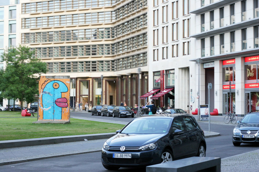 Сохранившаяся часть берлинской стены с популярным рисунком. Подлинность не проверяли. Берлин, Германия