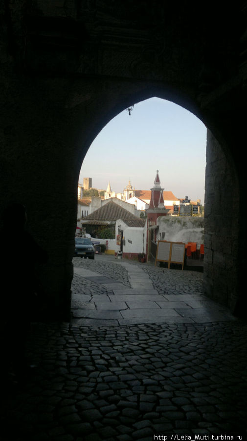арка — это вход в город-крепость, а раньше здесь была дверь.. Обидуш, Португалия
