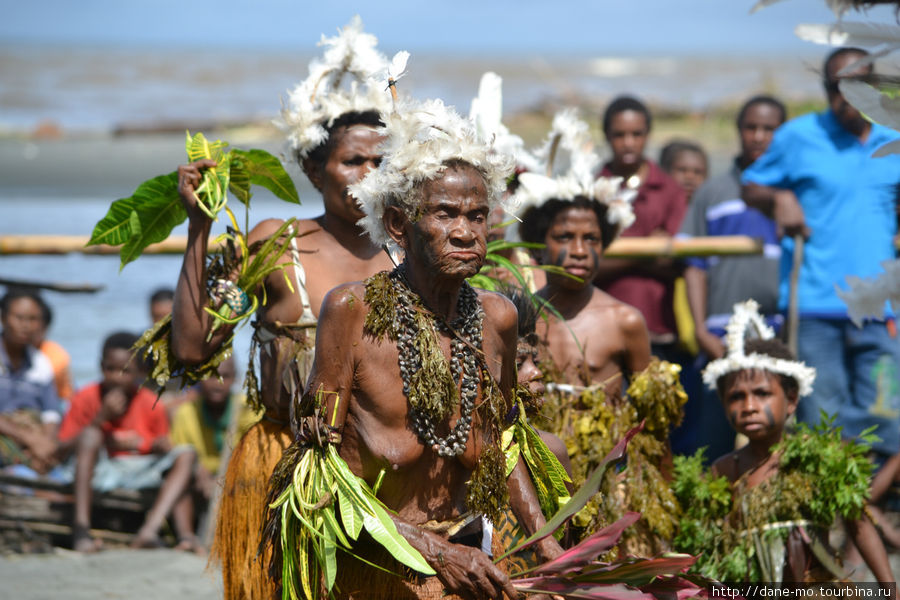 В отличие от молодых женщины престарелого возраста не используют современную одежду во время выступления Провинция Галф, Папуа-Новая Гвинея