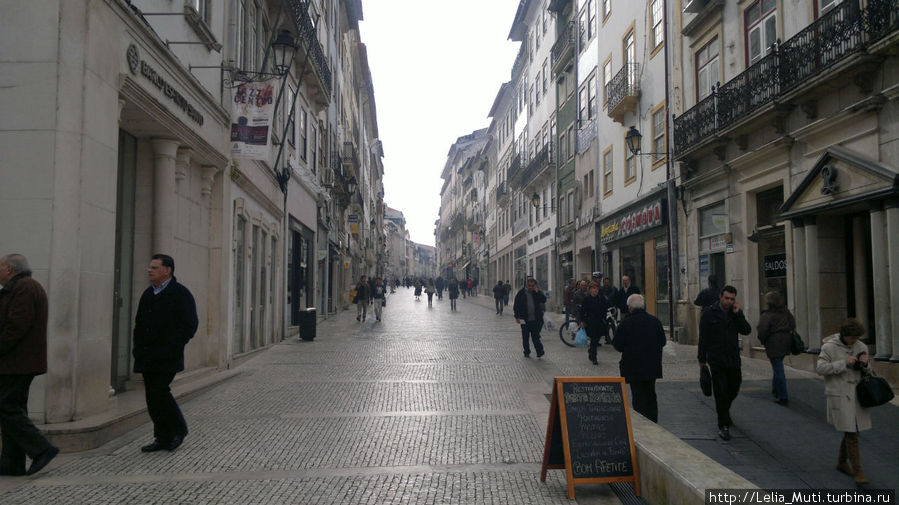 главная улица верхнего города, а нижний город прямо по курсу... Коимбра, Португалия