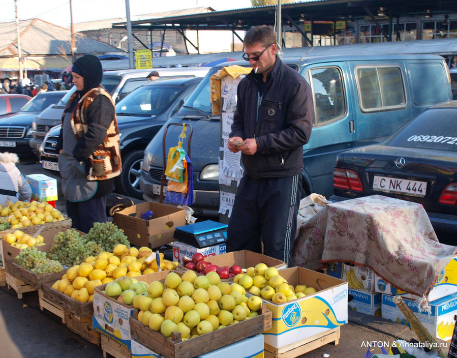Ноябрьский рынок. Кишинёв, Молдова