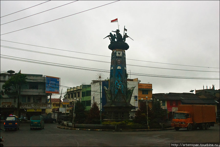 Центральную улицу 50-тысячного Берастаги (по этому показателю город можно сравнить с подмосковным Лыткарино) украшает монумент в честь борцов за независимость. Берастаги, Индонезия