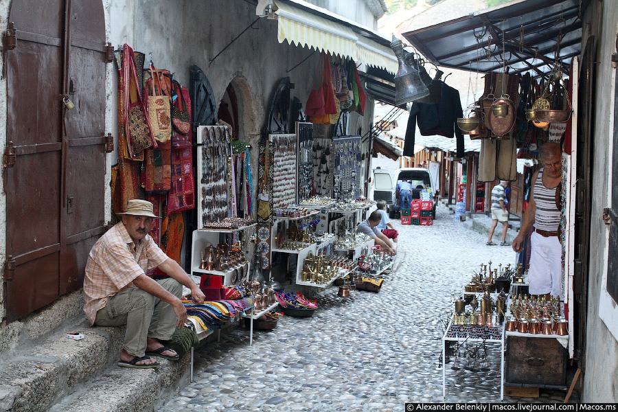 Как и в Сараево, здесь огромное количество всяких сувенирных лавочек, ассортимент примерно такой же. Мостар, Босния и Герцеговина