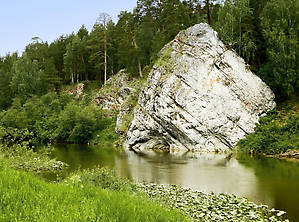 Правый берег Чусовой украшают скалы 