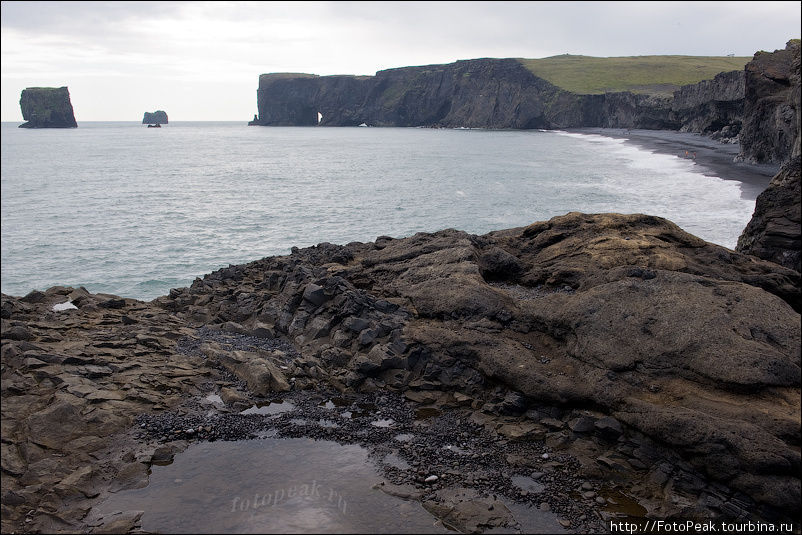 В таких местах, можно часто увидеть в волнах резвящихся тюленей, они подплывают достаточно близко к берегу чтобы полакомиться рыбкой и поигать в волнах. Южная Исландия, Исландия