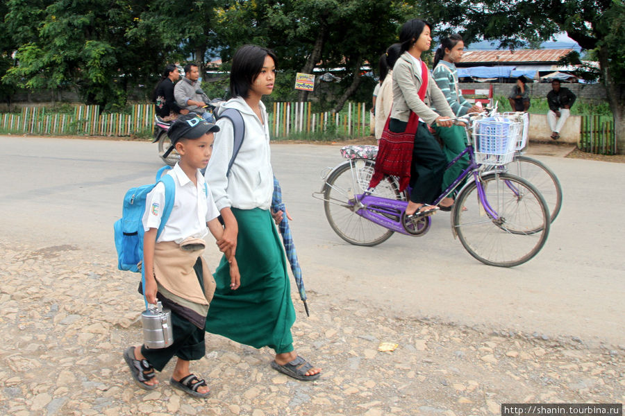 Велосипедисты Ньяунг-Шве, Мьянма