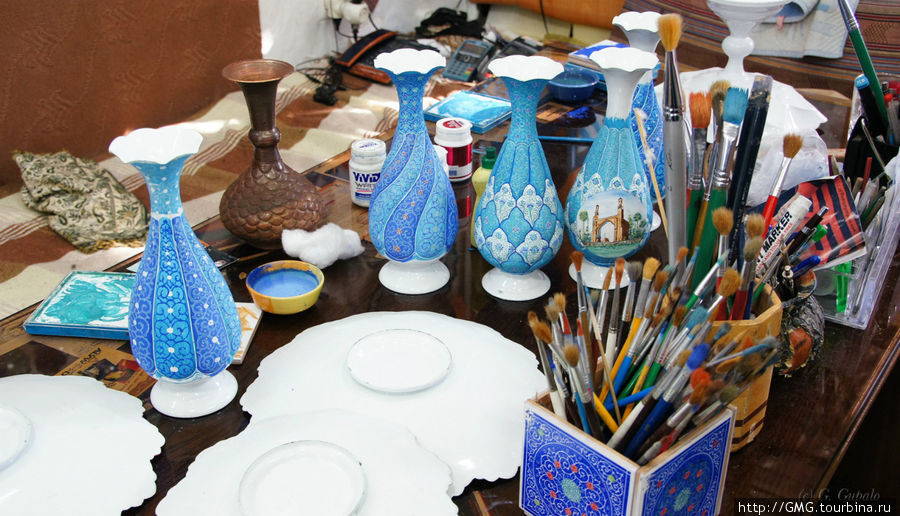В этой лавочке над росписью посуды и керамических плиток работают молодые художники. Процесс росписи очень длителен и, как уже было сказано ранее, требует обжига, который делают в другом месте. Но тут можно заказать роспись и ее сделают специально для вас, с учетом всех пожеланий. Исфахан, Иран