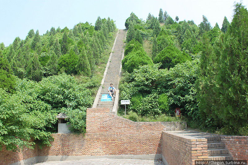 Пирамида принца Чжан Хуая с флагом Турбины Провинция Шэньси, Китай