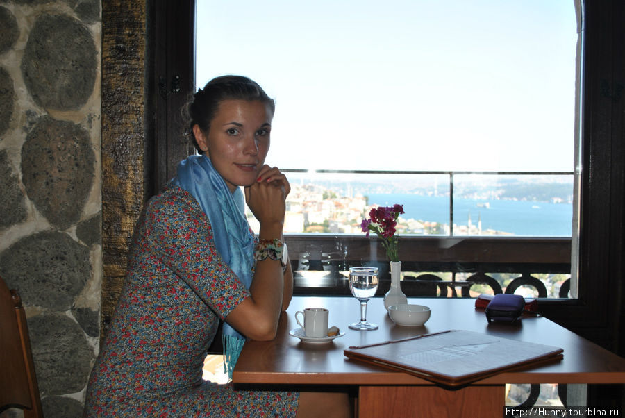 Турецкий кофе в кафе внутри башни Стамбул, Турция
