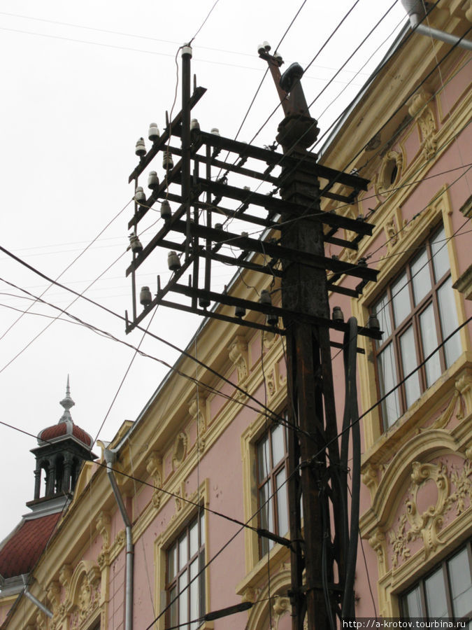 Этому электростолбу лет 100, наверное Черновцы, Украина