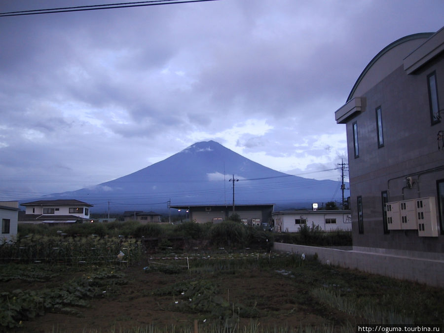К вечеру завеса облаков развеялась и можно было увидеть профиль Фудзи Фудзияма (вулкан 3776м), Япония