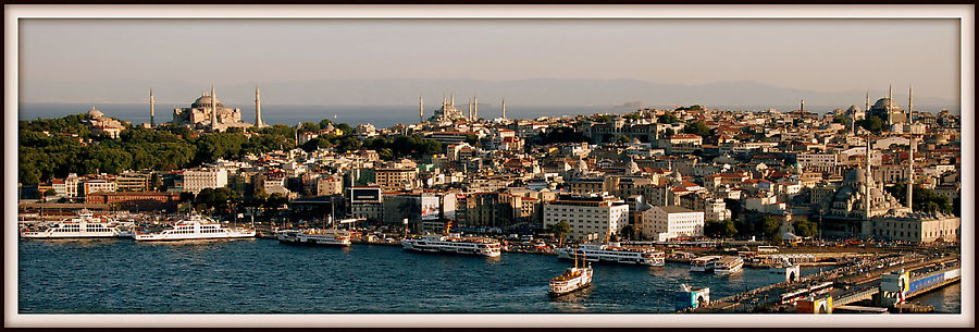 Слева Ая-София, по центру мечеть Султанахмет Стамбул, Турция