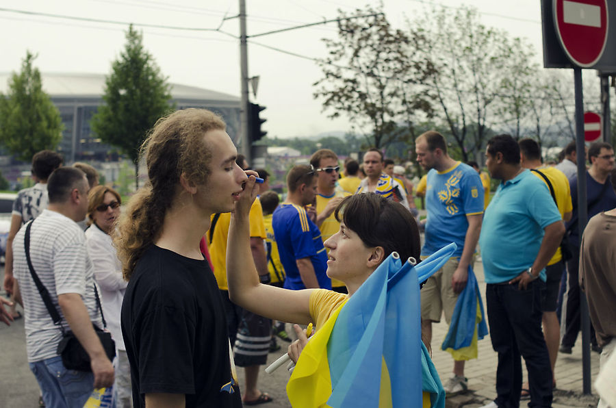 Перед матчем с Францией. Местным жителям, продающим свои билеты на матч, хотелось плюнуть в лицо. Донецк, Украина