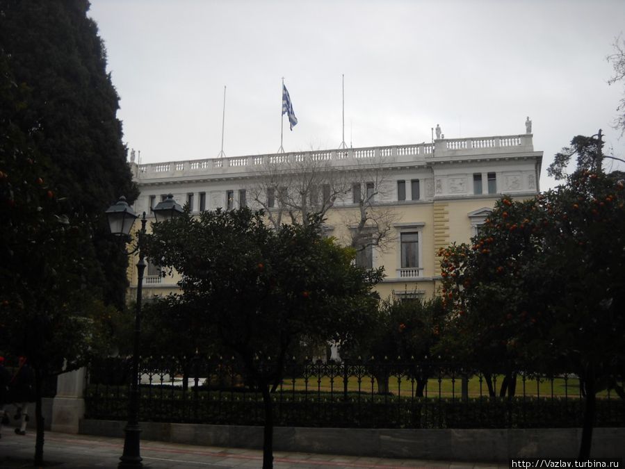 Фасад дворца и окружающий здание сад Афины, Греция