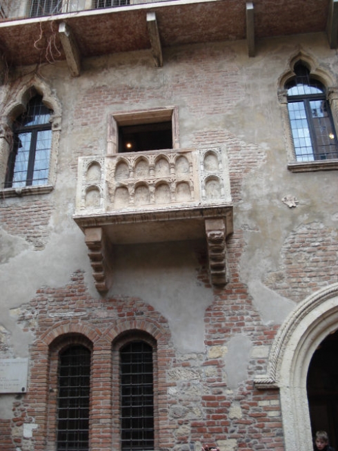 Верона, балкон Джульетты (сделан специально для туристов) Италия