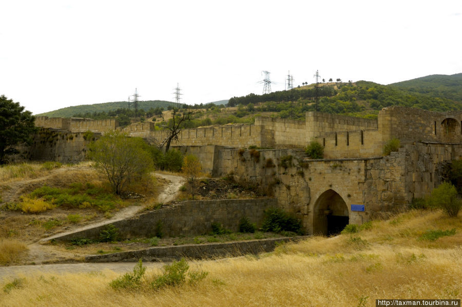ЗАПАДНЫЕ ВОРОТА  цитадели (10в.) назывались горскими. 

Первые от цитадели ворота северной стены называются ДЖАРЧИ — КАПЫ,  т.е. ворота вестника. Около них ханский вестник передавал приказания. Ворота были основательно перестроены в 1811г. Проем был сделан в виде правильной полуциркульной арки. Верхняя часть ворот сложена из грубо обработанных камней и завершается декоративными зубцами, каждый из которых состоит из цельного камня стрельчатой формы. Дербент, Россия