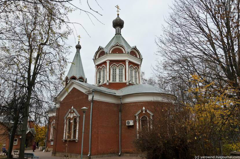 На другой стороне улице находится церковь иконы Божией Матери Всех скорбящих Радость. Клин, Россия