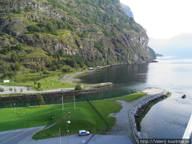 В этом месте во фьорд впадает речка Восс, Норвегия