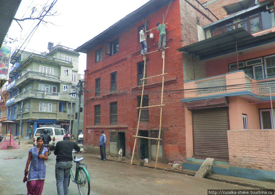 Кто знает, как залезть на такую лестницу?)) Непал
