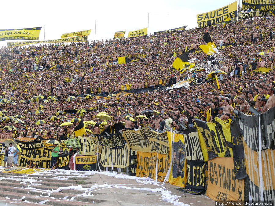 Стадион Сентенарио вмещает 80 000 человек. На матчах Насьоналя и Пеньяроля он всегда полон. Монтевидео, Уругвай