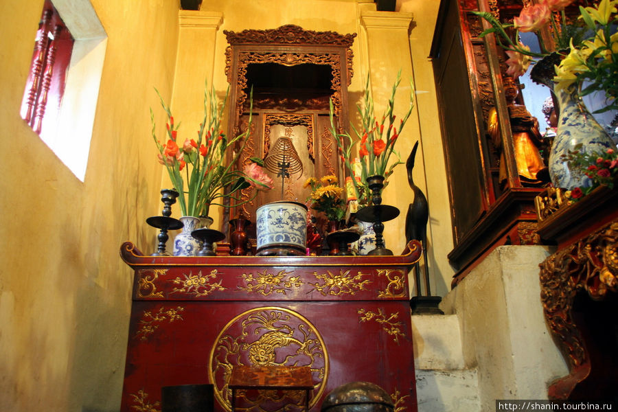 В храме Нефритовой горы Ханой, Вьетнам