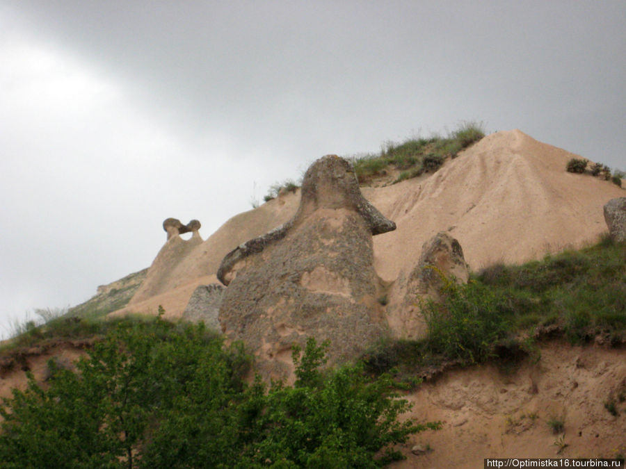 Шапка Наполеона. На заднем плане — целующиеся голуби. Каппадокия - Гереме Национальный Парк, Турция