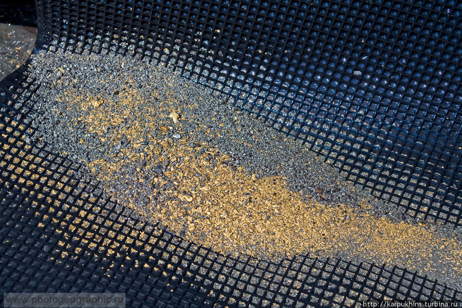Золото оседает на специальных рифлёных резиновых ковриках. Раз в день происходит съём золота. Для этого приезжает специальная команда. Сусуман, Россия