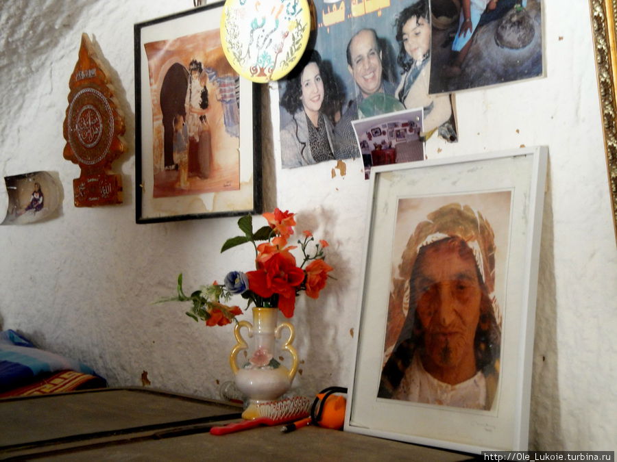 Женщина на фотографии в правом нижнем углу — имя не помню этой дамы, долгожительница, боролась за права берберов, активист общественных движений в Тунисе Тунис