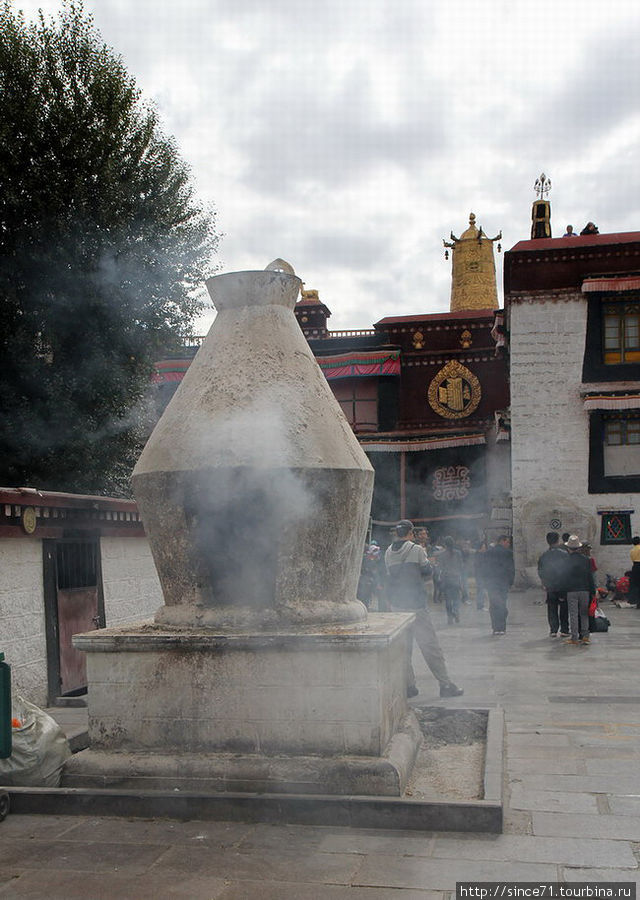 2. В курительницах постоянно что-то дымит и пахнет. Благовония хранят храм Лхаса, Китай