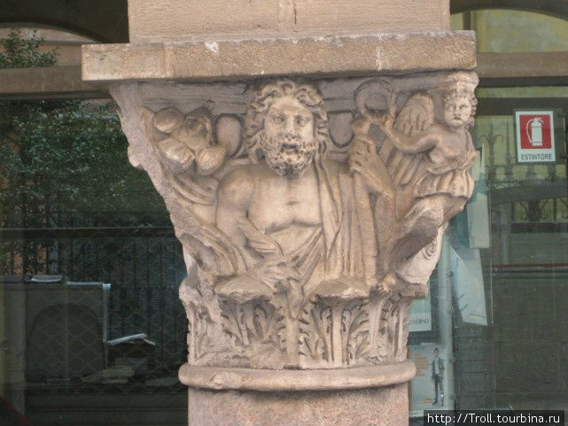 Целая мизансцена в трех фигурах на колонне Пиза, Италия
