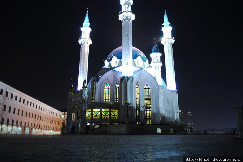 Главный вход. Мечеть открыта даже поздним вечером Казань, Россия