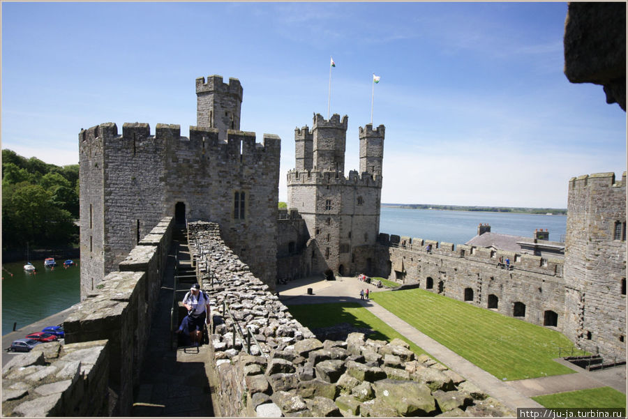 На облик замка повлияло желание сделать из него величественный символ английской власти над Уэльсом. Кэрнарфон, Великобритания