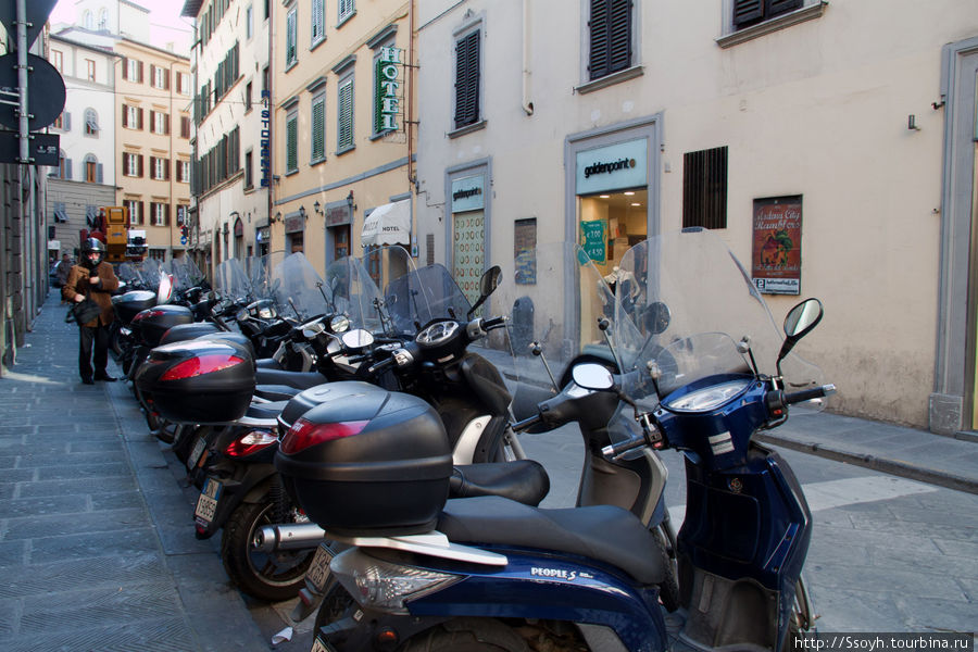 В Италии очень любят передвигаться на скутерах и мотоциклах. Флоренция — не исключение. Флоренция, Италия