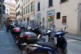 В Италии очень любят передвигаться на скутерах и мотоциклах. Флоренция — не исключение.