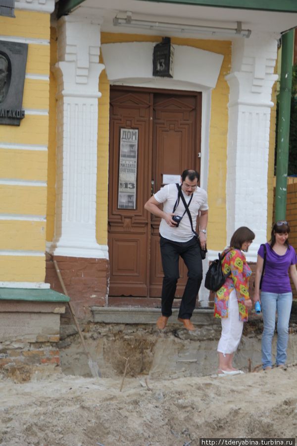 А из дома-музея М.Булгакова люди, в прямом смысле слова, вылетают-выпрыгивают Киевская область, Украина