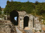 Морские ворота , один из входов в Помпеи. Две арки- одна для прохода, вторая для повозок