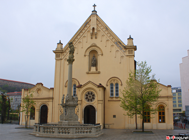 Костёл св. Стефана и колонна перед ним Братислава, Словакия
