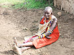 Даже в преклонном возрасте женщины-масайки украшают себя, не прекращая носить  бесчисленные браслеты, металлические и из слоновой кости, на руках и щиколотках. Этой пожилой масайке, как нам сказали, 80 лет. Сама она не проронила ни слова...