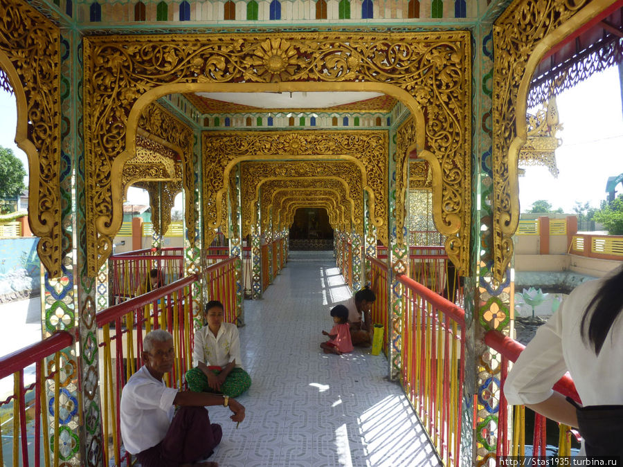 Янгон. Пагода Ботатаунг.Галерея к храмам. Янгон, Мьянма
