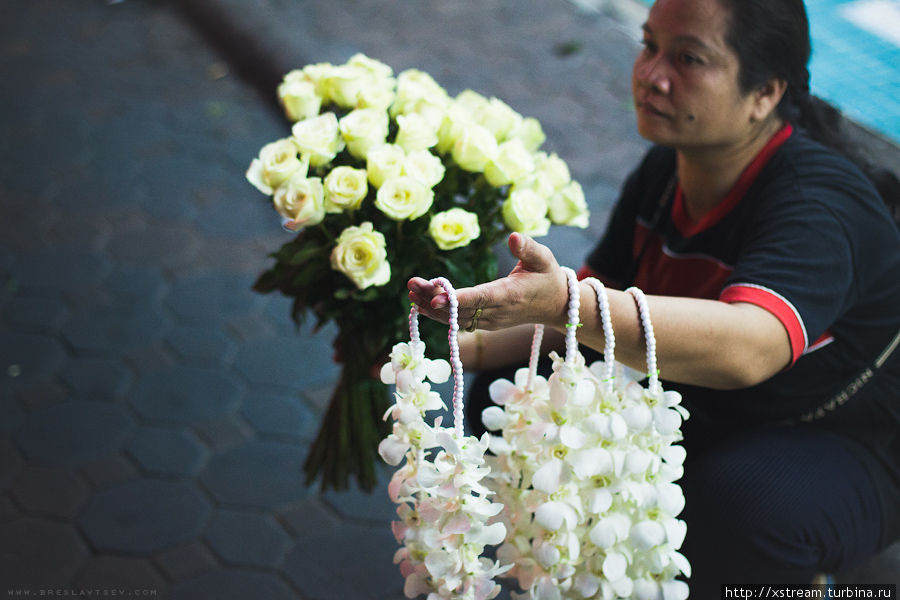 Очень много людей, продающих цветы. Фотографируются неохотно.. Паттайя, Таиланд