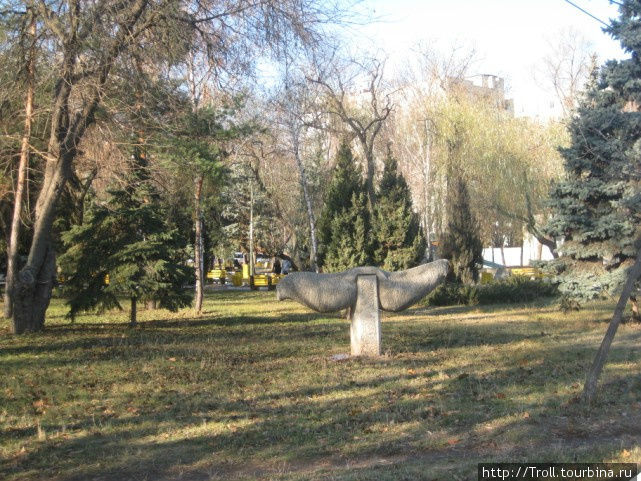 Полные загадочности штуковины в городском парке Сороки, Молдова