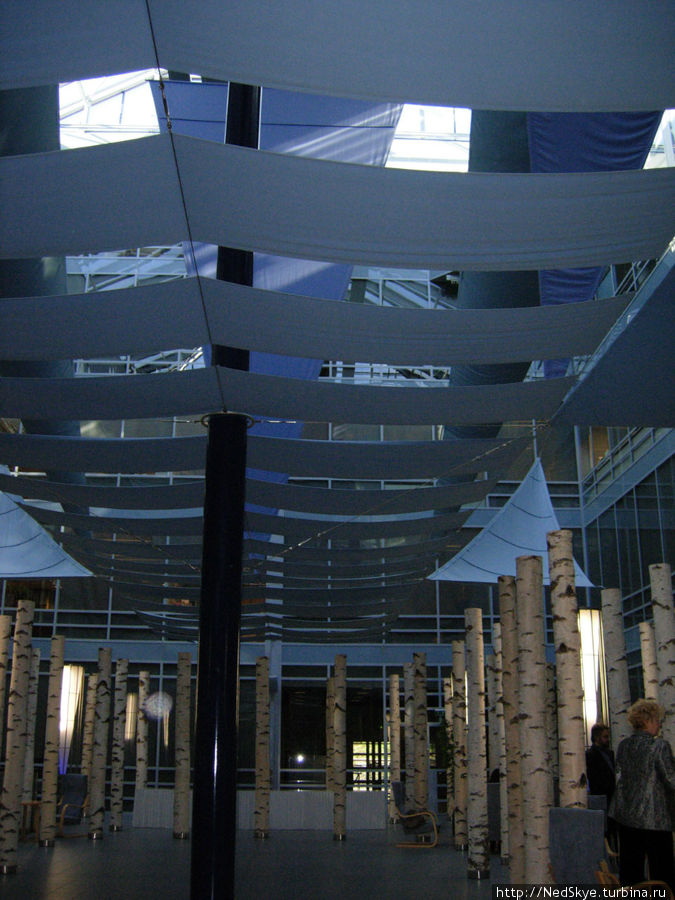 Холл образовательного центра AMKE — это художественная инсталяция Северная война. Финляндия