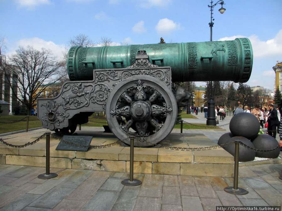 Царь-пушка была отлита в 1586 году. Её длина 5,34 метра, вес -40 тонн. Москва, Россия