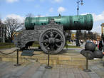 Царь-пушка была отлита в 1586 году. Её длина 5,34 метра, вес -40 тонн.